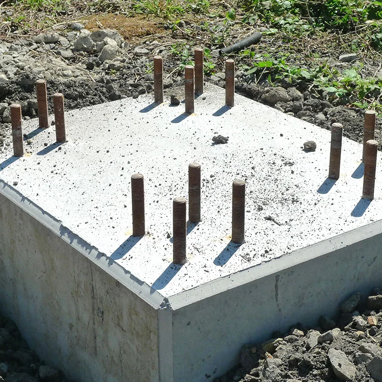 Ausgeschaltes Betonfundament mit Ankerbolzen in Nahaufnahme