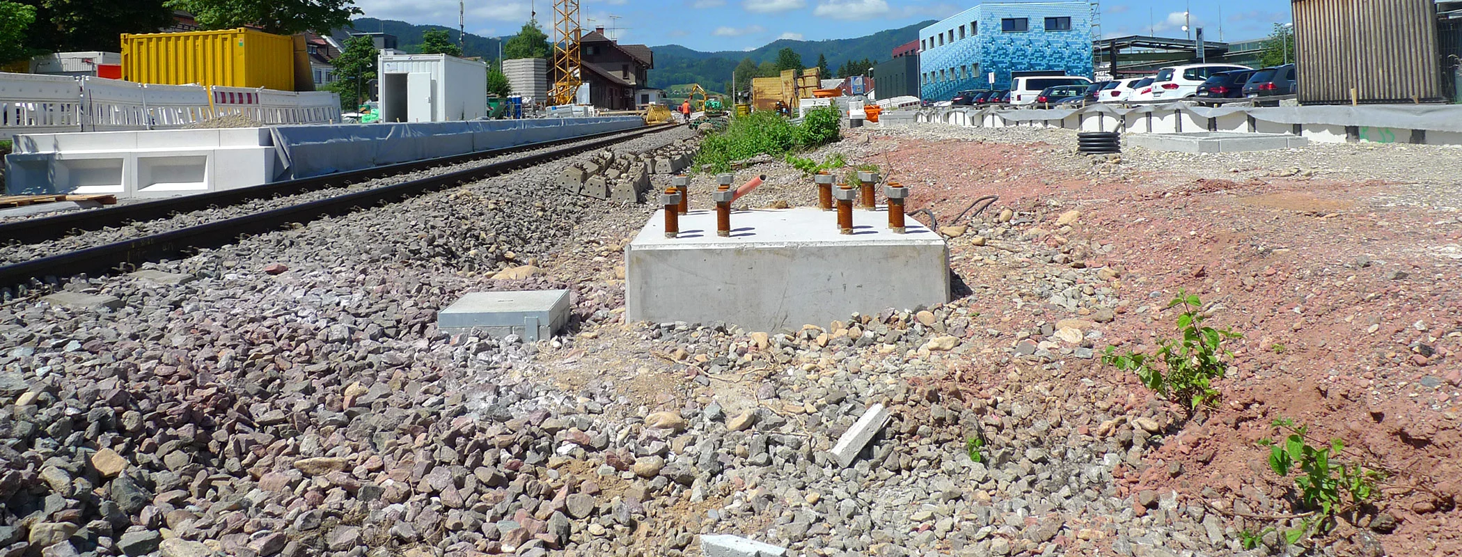 Gleisbett mit fertigem Fundament neben den Schienen