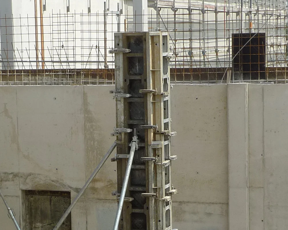 WENDLER Säulenschalung im Einsatz neben einer Wandschalung auf der Baustelle