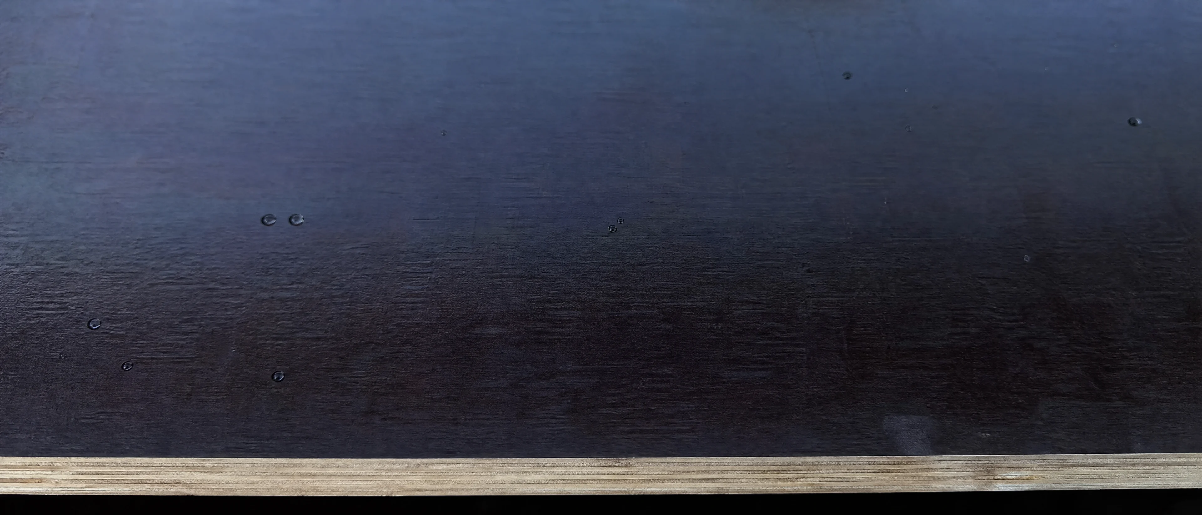 Neue filmbeschichtete Schalungsplatte mit sichtbaren Holzlagen an der Kante
