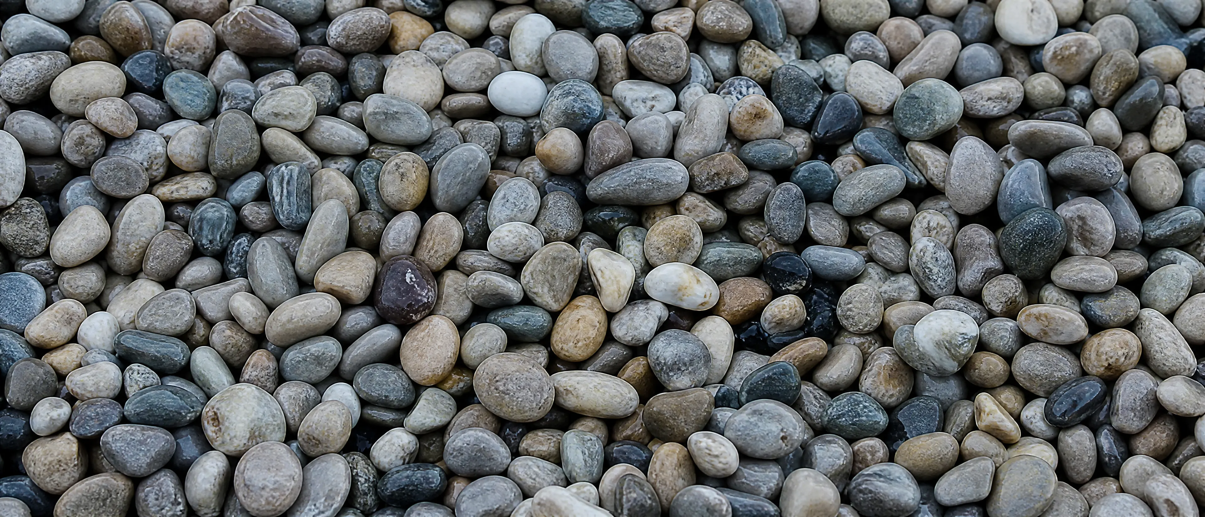 Gewaschener Rundkies als Zuschlag für Beton in Nahaufnahme