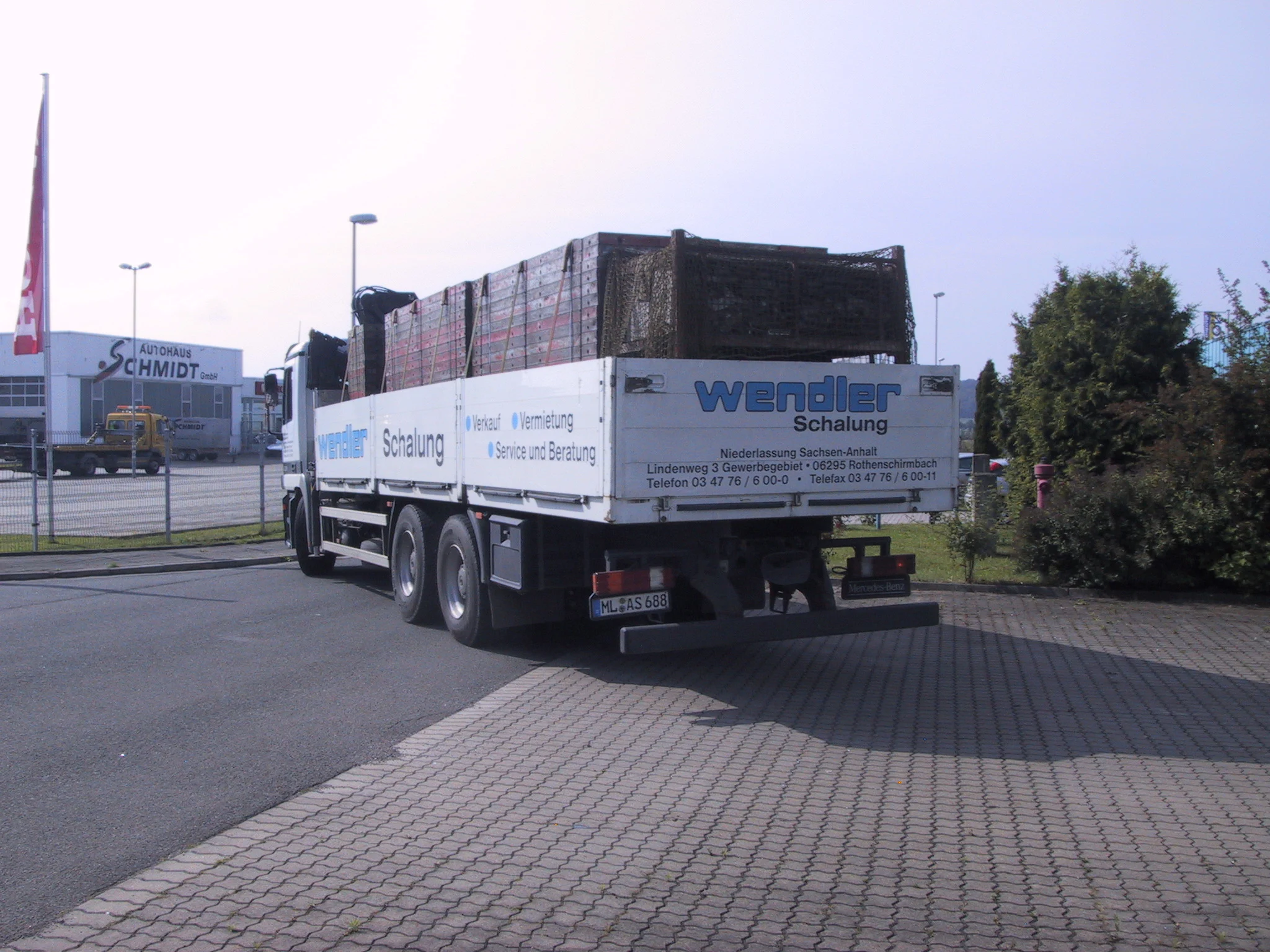 WENDLER Lastwagen beladen mit Schalungselementen vor dem Firmengebäude