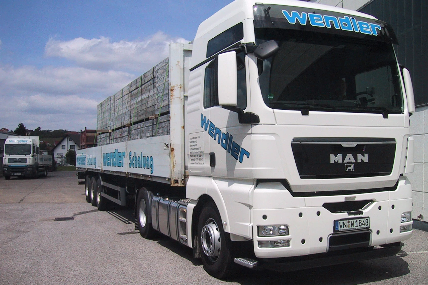 WENDLER Lastwagen beladen mit Schalungsteilen auf dem Hof